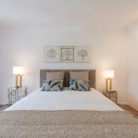 Lovelystay - Downtown Balcony With Free Parking ポルト