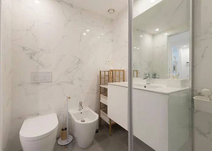 Lovelystay - Downtown Balcony With Free Parking * ポルト