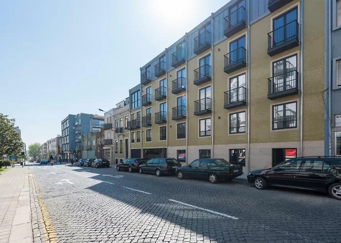 Lovelystay - Downtown Balcony With Free Parking アパート ポルト