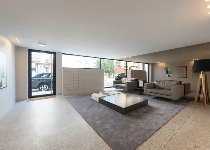 Lovelystay - Downtown Balcony With Free Parking * 포르투