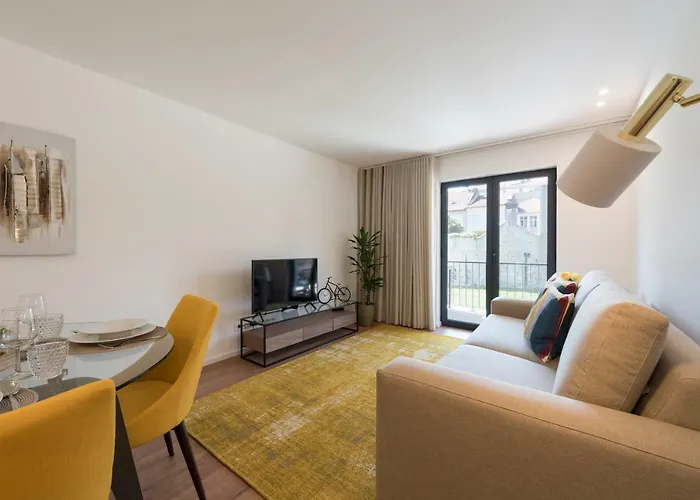 Lovelystay - Downtown Balcony With Free Parking * 포르투