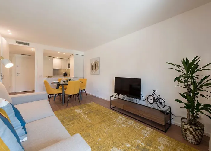 아파트 Lovelystay - Downtown Balcony With Free Parking *