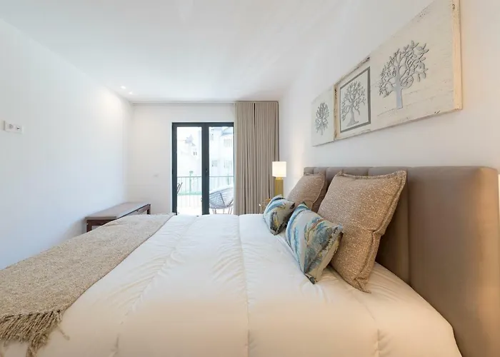 Lovelystay - Downtown Balcony With Free Parking