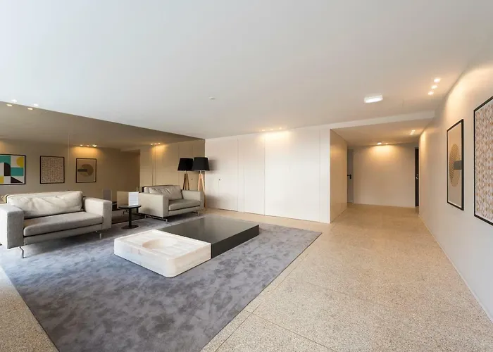 Lovelystay - Downtown Balcony With Free Parking * 포르투