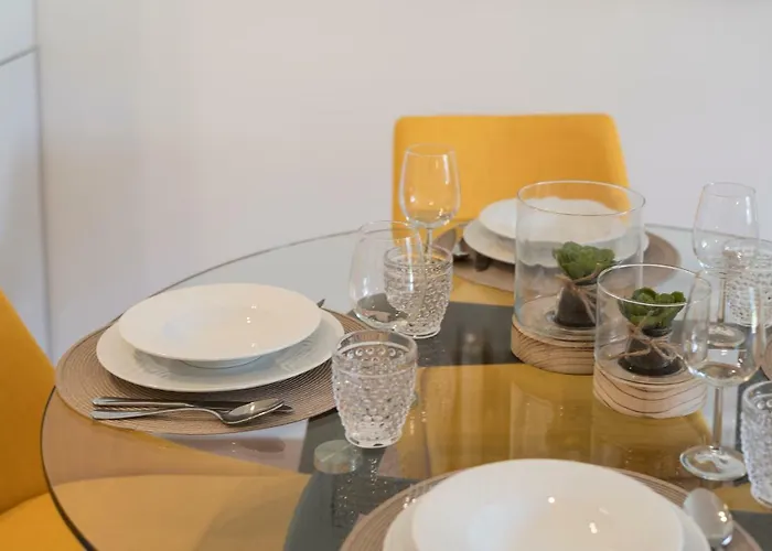 Lovelystay - Downtown Balcony With Free Parking 아파트 *