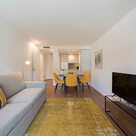 Lägenhet Santos Apartment With Parking & Balcony By Lovelystay Oporto