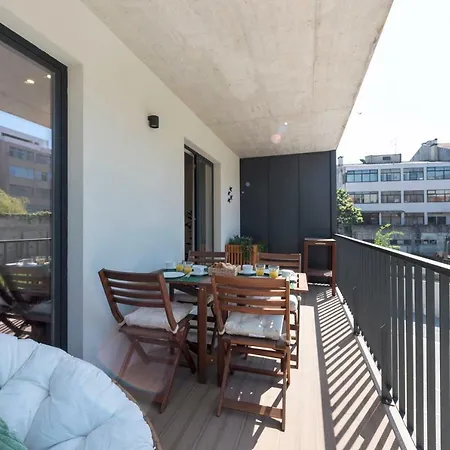 Lägenhet Santos Apartment With Parking & Balcony By Lovelystay