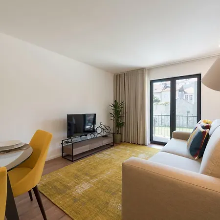 Lovelystay - Downtown Balcony With Free Parking * Oporto