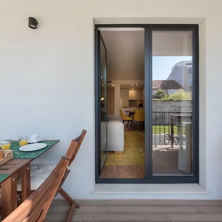 Lovelystay - Downtown Balcony With Free Parking דירה