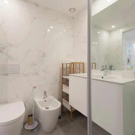 Santos Apartment With Parking & Balcony By Lovelystay * Oporto