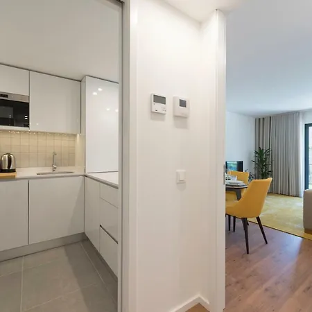 Santos Apartment With Parking & Balcony By Lovelystay Lägenhet