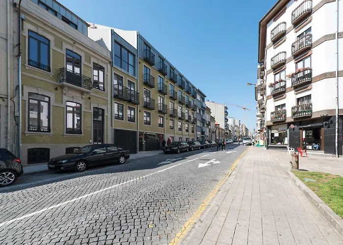 Lovelystay - Downtown Balcony With Free Parking *