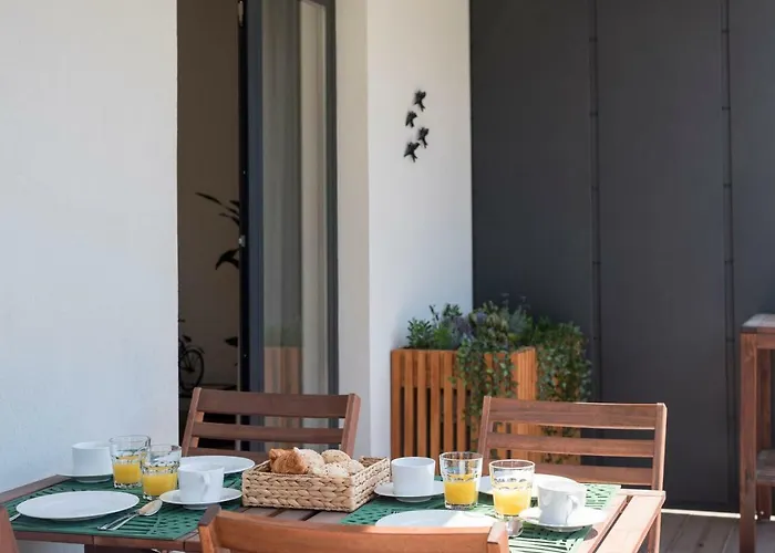 Lovelystay - Downtown Balcony With Free Parking *