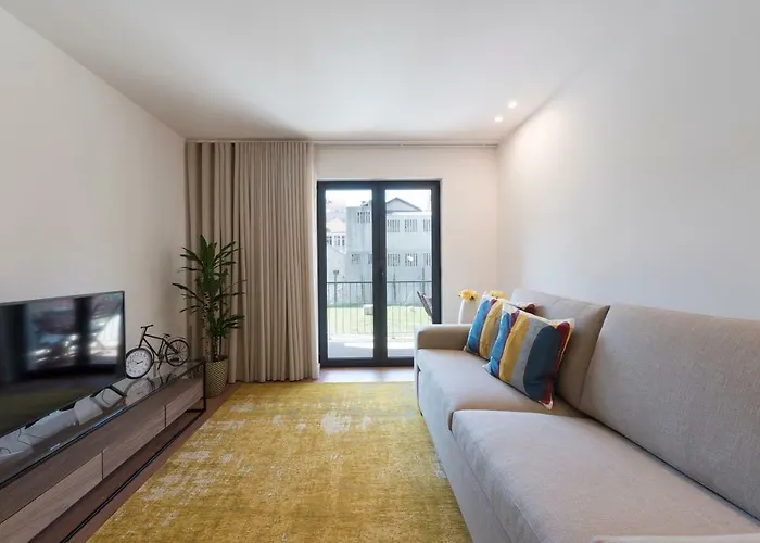 Lovelystay - Downtown Balcony With Free Parking Appartement