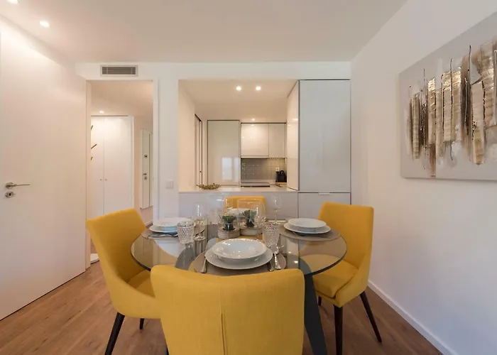 Lovelystay - Downtown Balcony With Free Parking Appartement *