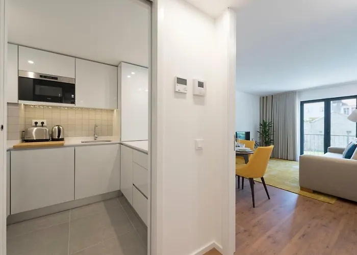 Lovelystay - Downtown Balcony With Free Parking Appartement