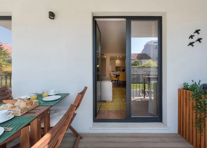 Lovelystay - Downtown Balcony With Free Parking Apartman