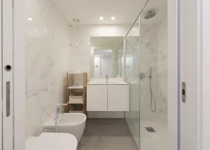 Lovelystay - Downtown Balcony With Free Parking Apartman